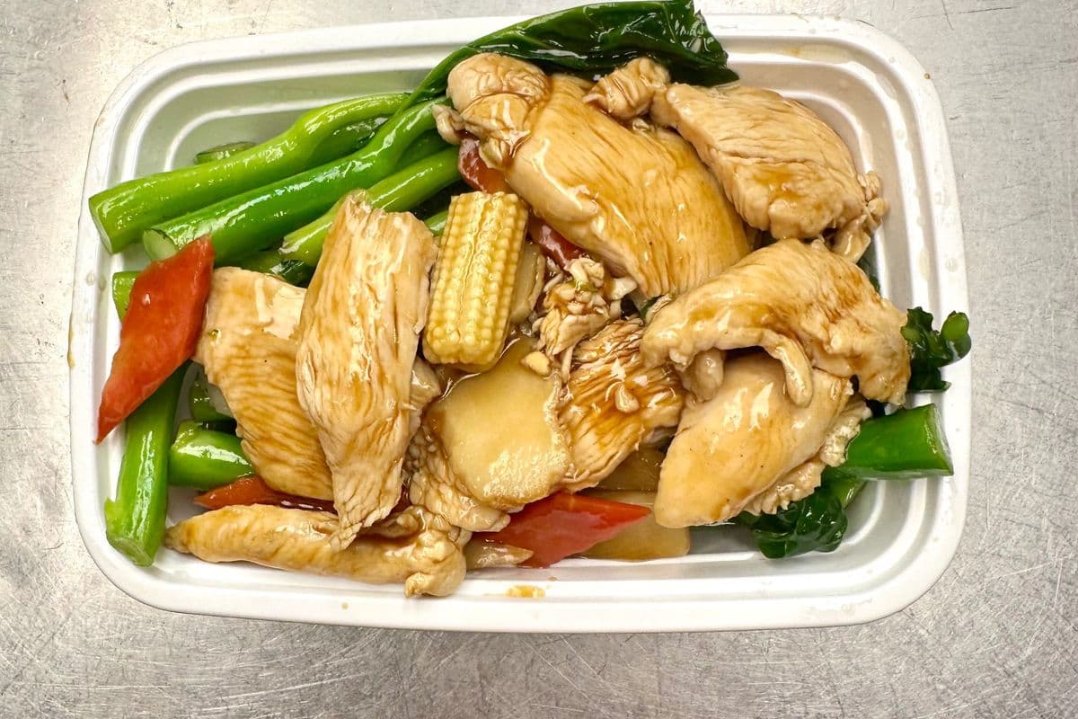 Stirred fried chicken with Chinese broccolini