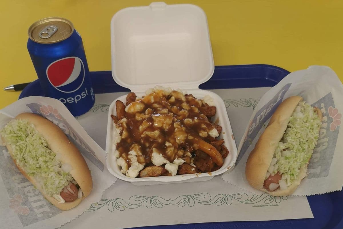 17. Trio avec deux hot-dog, poutine bs, et boissons / Trio with Two Hot Dogs, Poutine Bs, and Beverage