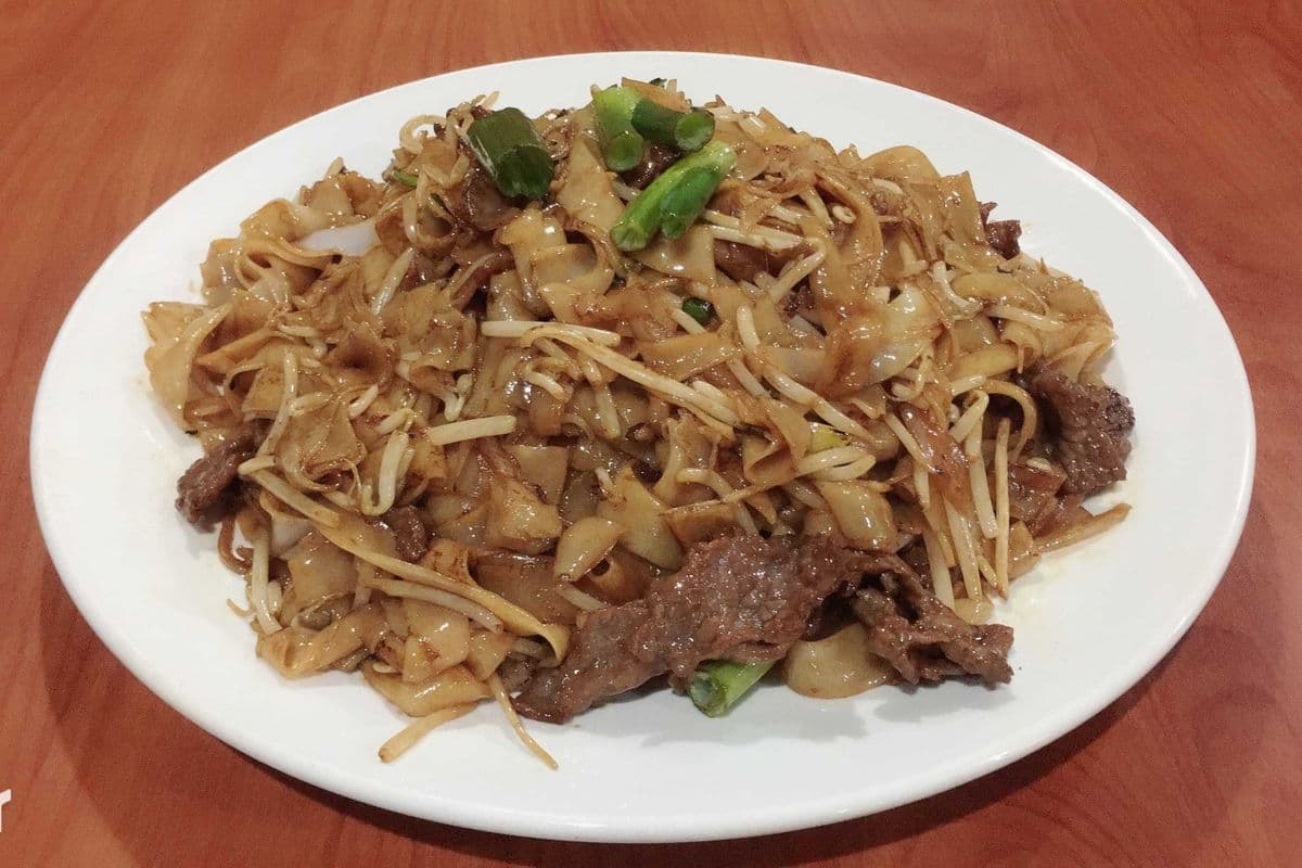 F14. Flat Rice Noodle with Beef (乾炒牛河)