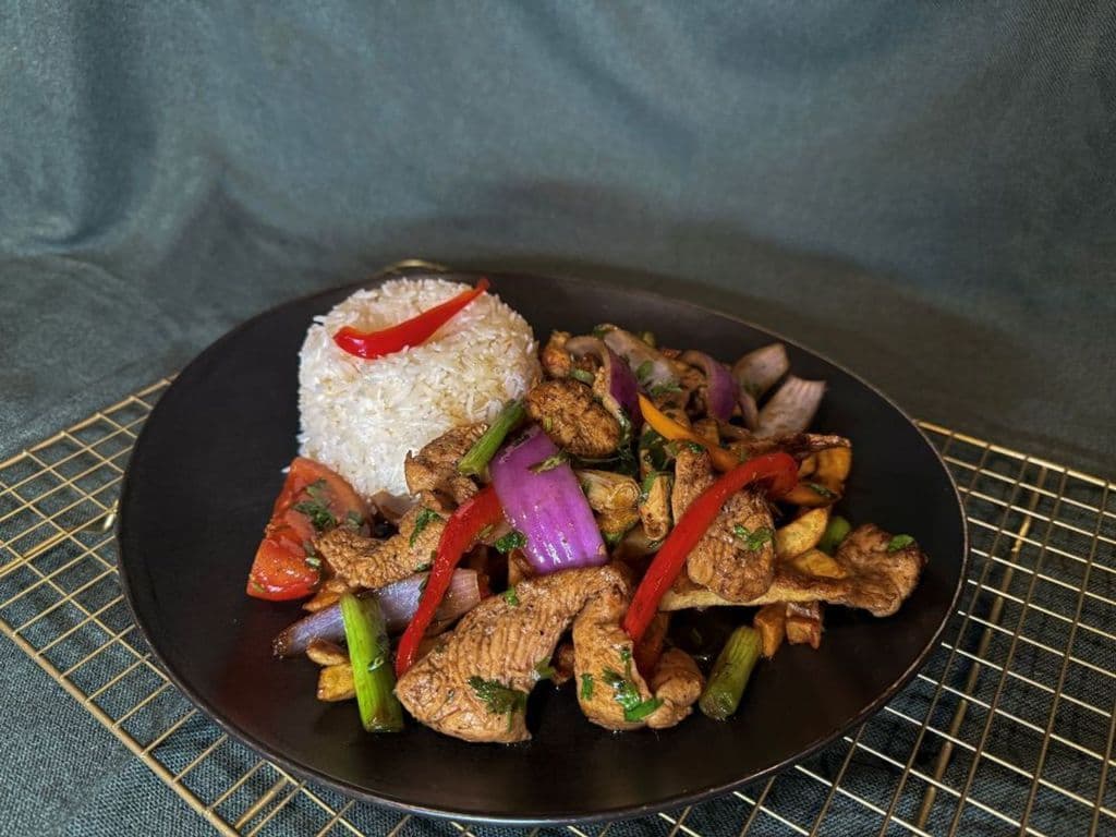 LOMO SALTADO DE POLLO