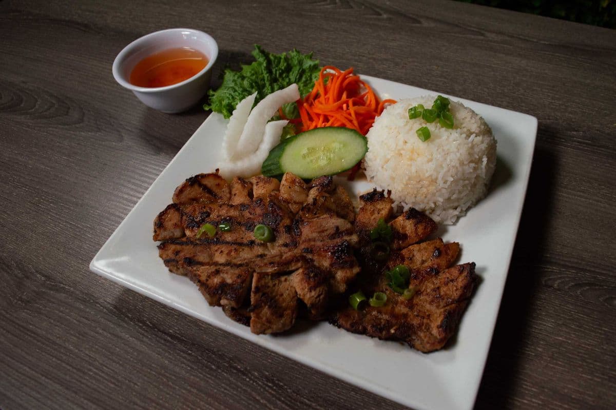 R1. Steamed Rice with BBQ Pork Chop or BBQ Chicken (Com Suon Hoac Ga Nuong)
