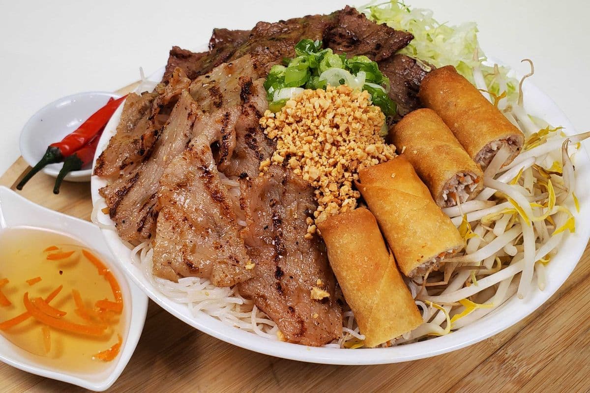 Vermicelli Bowl C - 3 Colour, comes with Fish Sauce and Peanut
