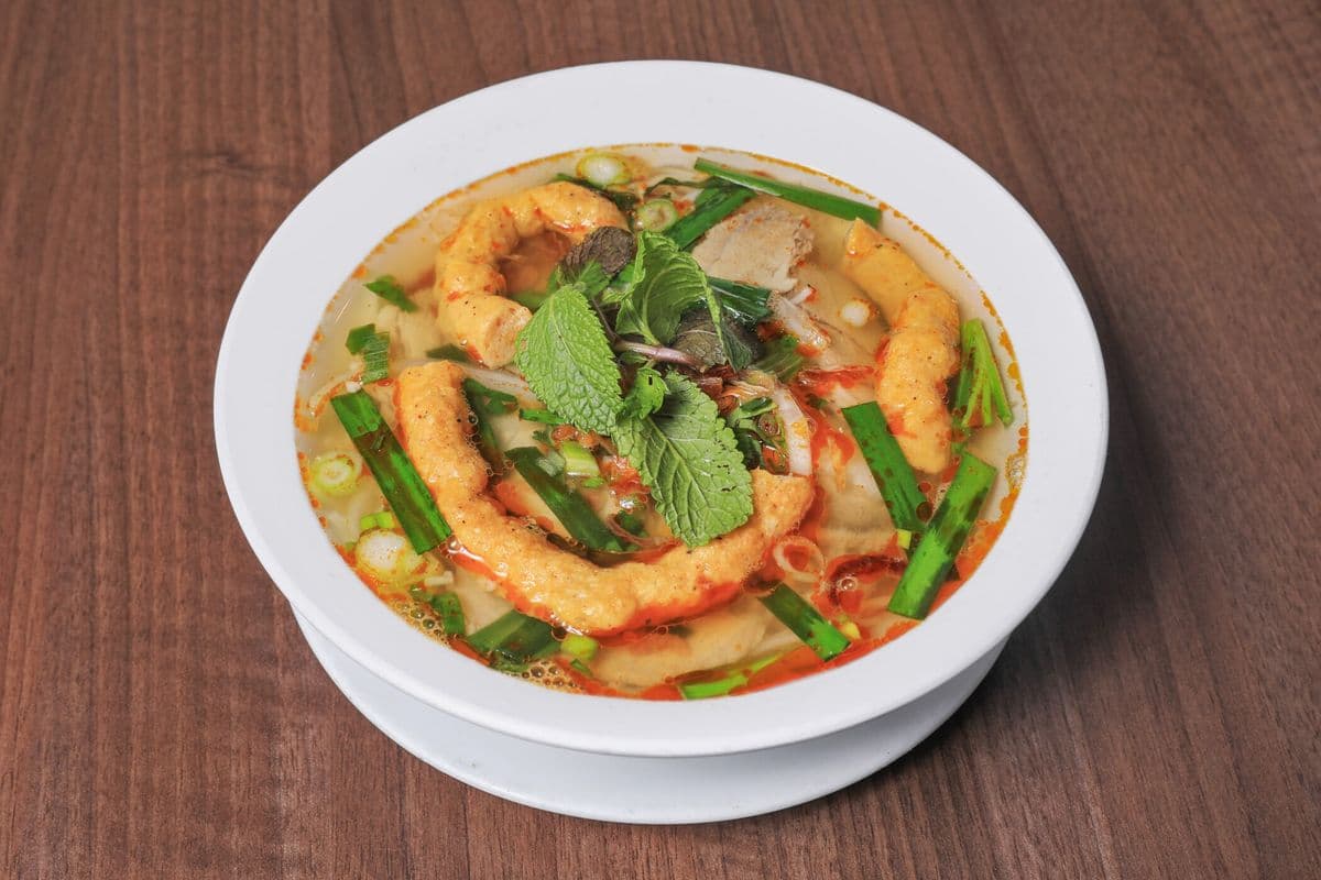 Soupe aux Rouleaux de Pâte de Crevettes / Shrimp Roll Soup ( Bún Suông)