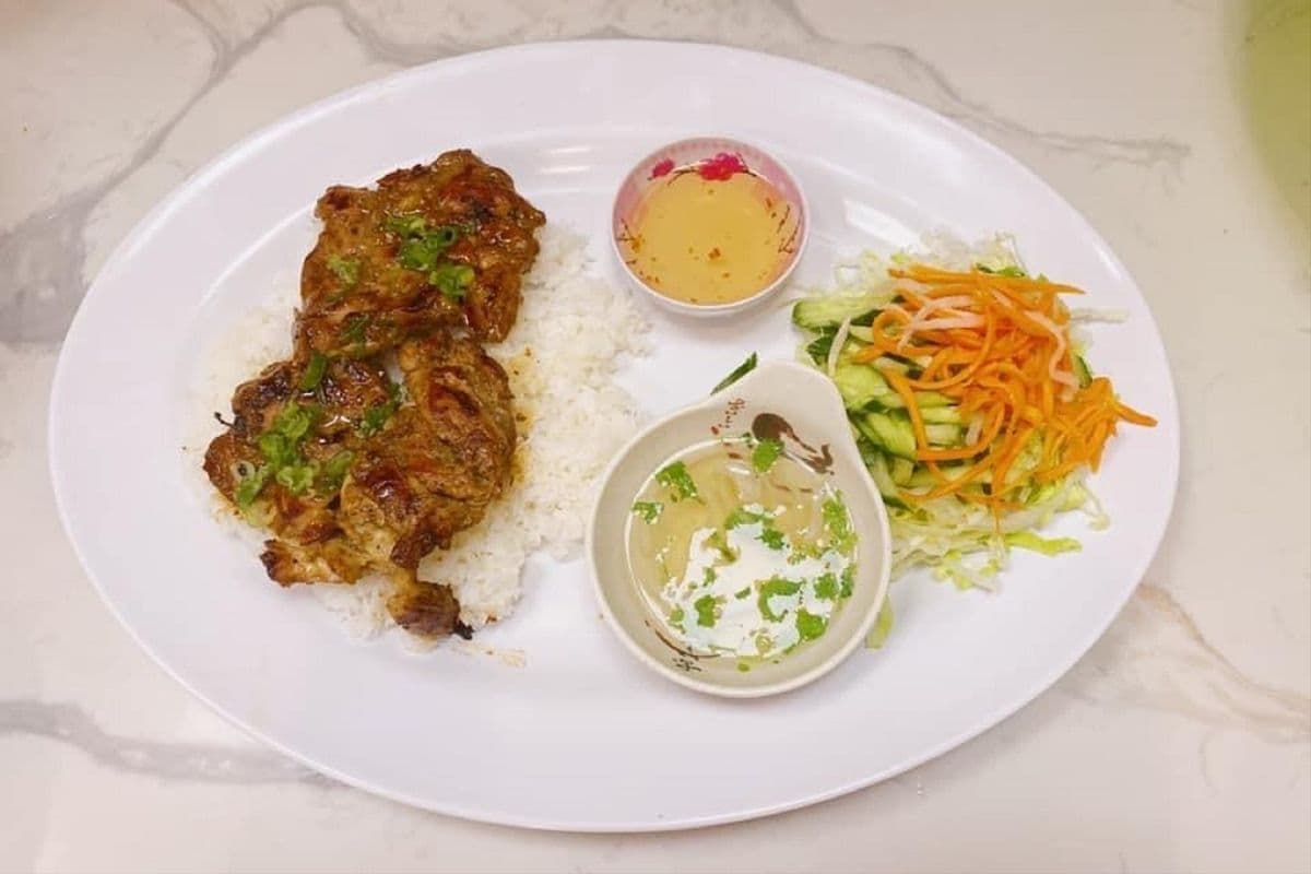 R1. Grilled Lemon Grass Chicken with Steamed Rice / 燒香茅雞扒配白飯 / 구운 레몬그라스 치킨 덮밥
