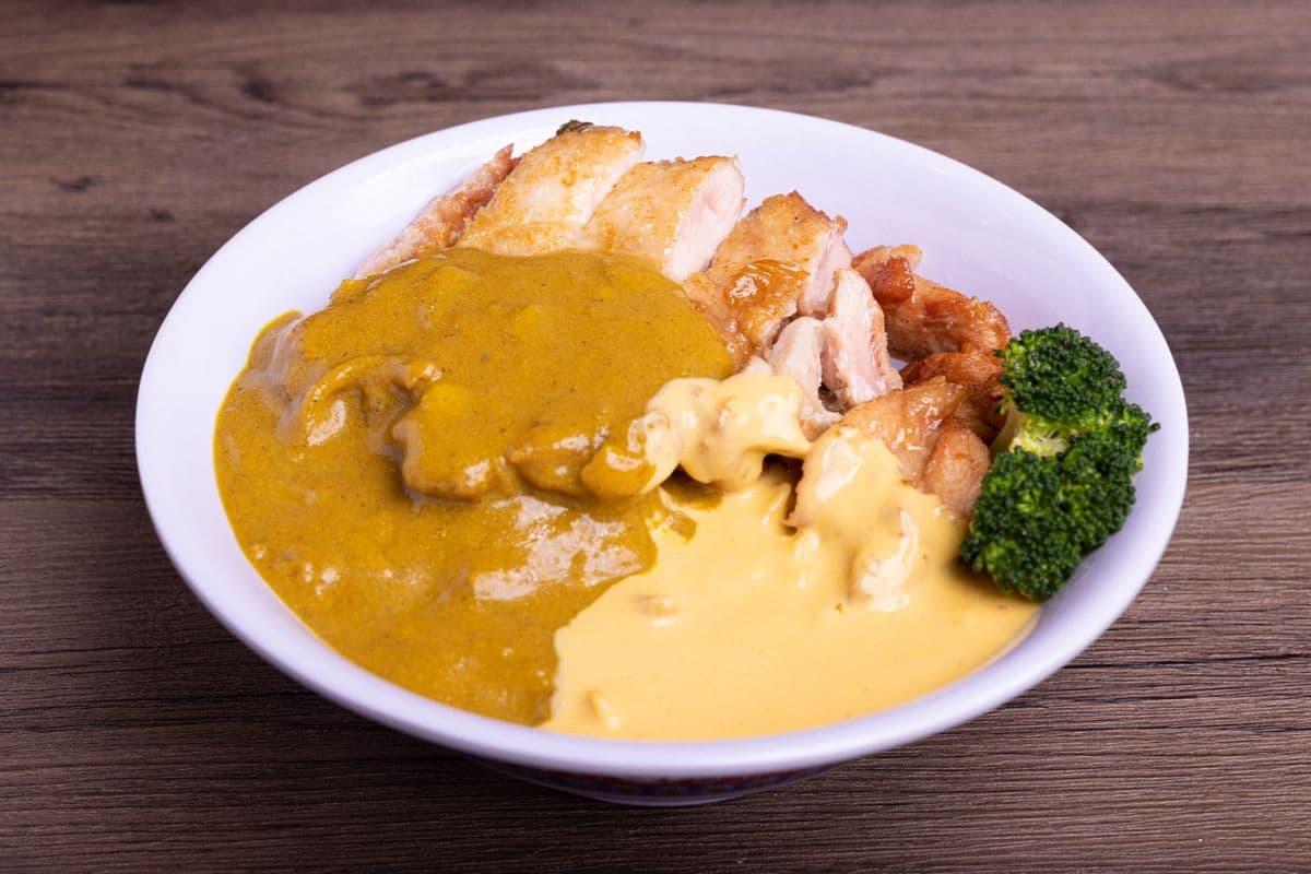 B20. Curry Chicken with Cheese on Instant Noodles (咖喱雞肉芝士撈丁)