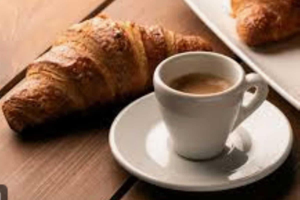 Classica Colazione all'Italiana / Petit Déjeuner Italien Classique (cornetto + cafe)