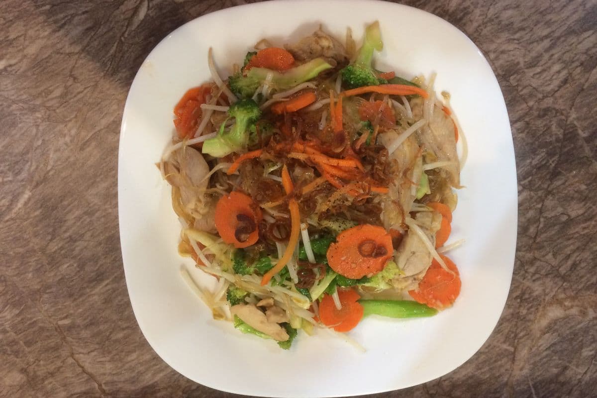 X81. Stir-Fried Clear Noodles with Chicken and Vegetables/ Hu Tieu Dai Xao Thit Ga, Rau Cai
