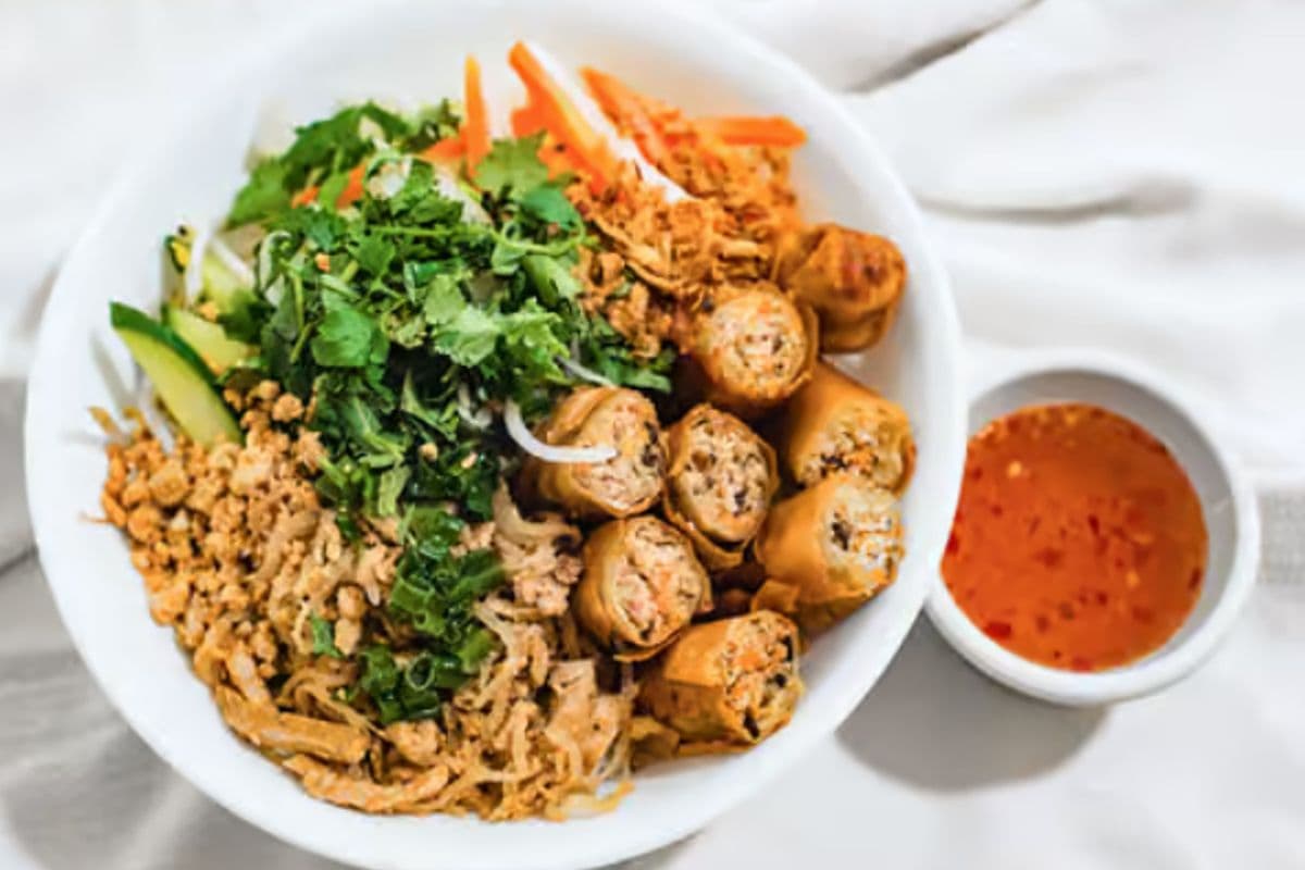 34. Crispy Roll and Shredded Pork Salad Bowl