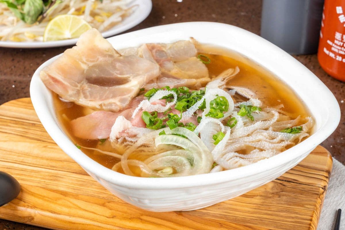 107 - Rare Beef, Tripe and Tendon Noodle Soup （生牛肉，百叶，牛筋粉） - Pho Tai Sach Gan
