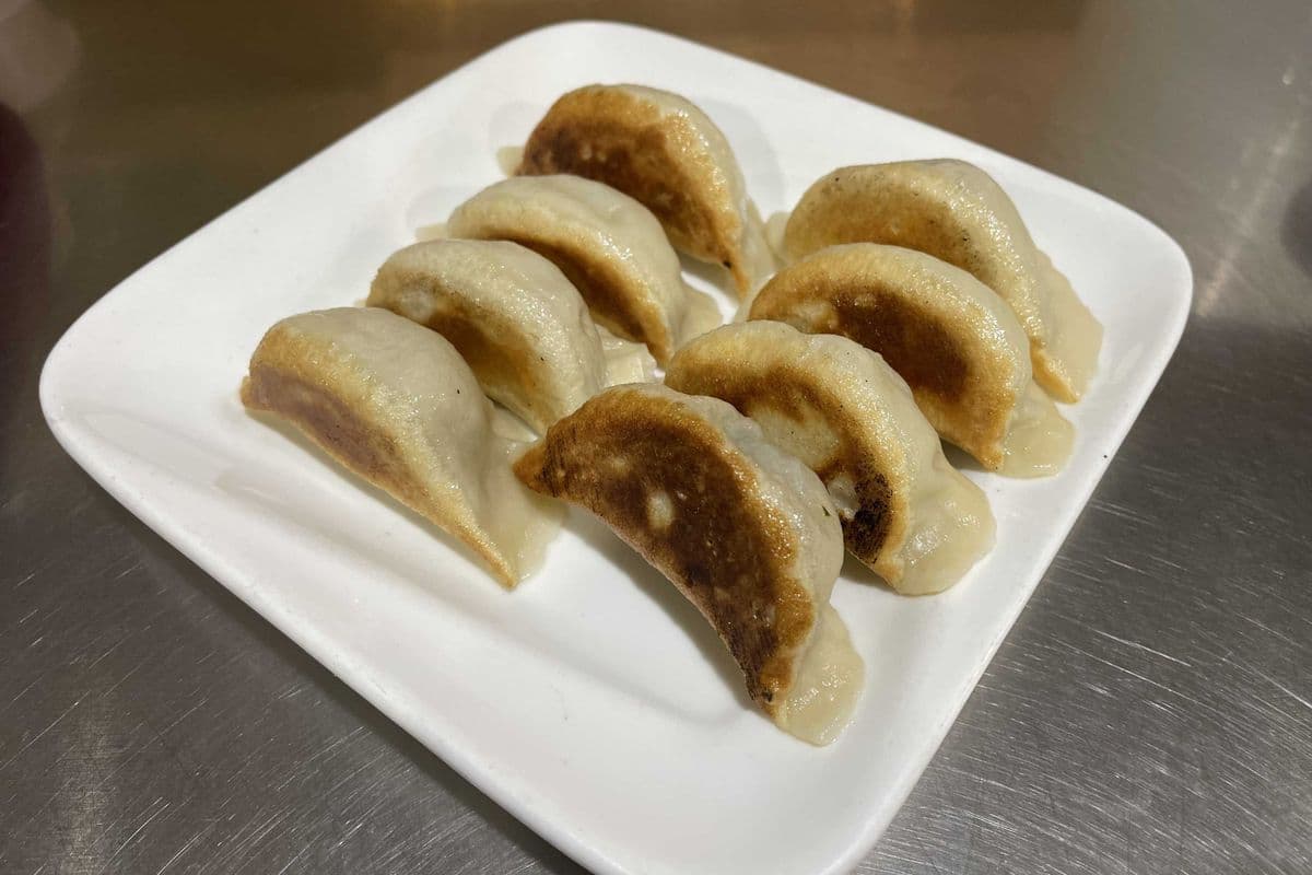 D19. Pan-Fried Pork Potstickers (8 pcs) (豬肉鍋貼)
