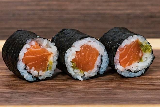 Salmon Roll (6 pcs)