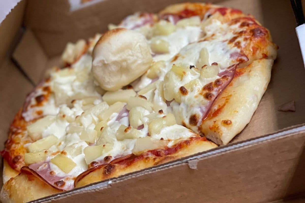 7. 14" Ham and Pineapple Pizza (Hawaiian)