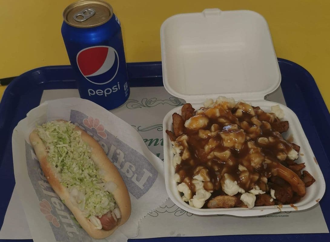 5. Trio avec un hot-dog, poutine et boissons / Trio with One Hot-Dog, Poutine, and Beverage
