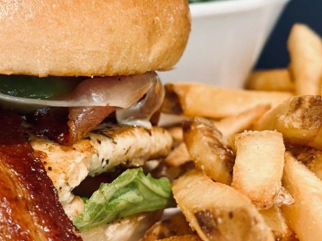 CHICKEN CLUB BURGER