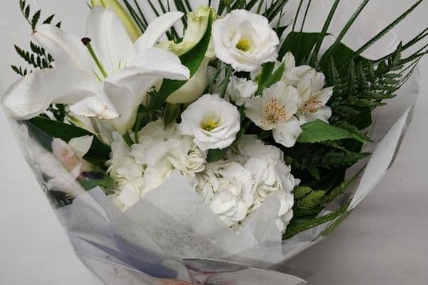 Roses, Hydrangea, Lisianthus, Astromelia, Chrysanthemum and Green / Roses, Hortensia, Lisianthus, Astromélia, Chrysanthème et Vert