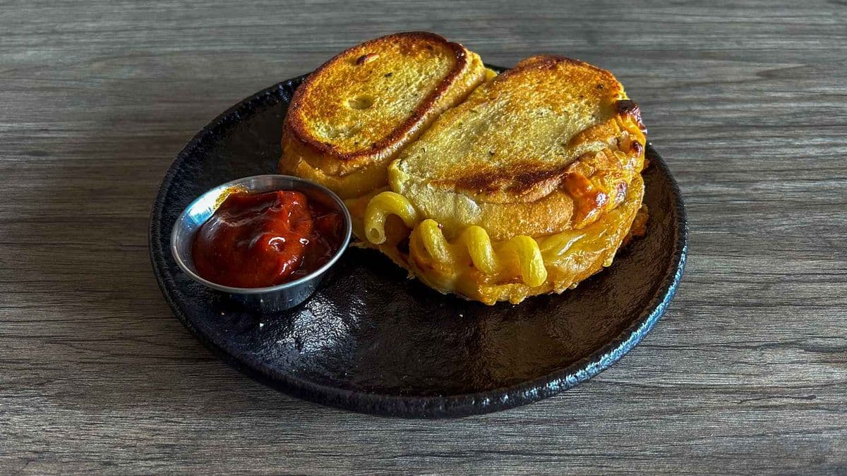 Cheesy Mac Grilled Cheese