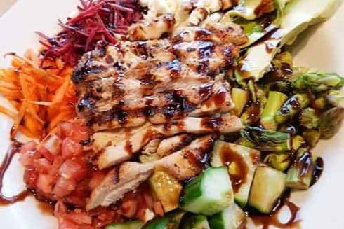 Chicken Quinoa Power Bowl (830 Cal)