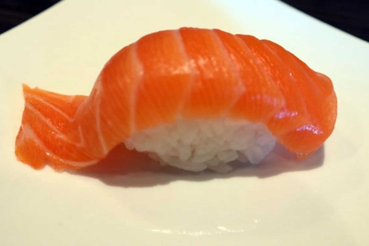 Salmon Nigiri Sushi (1 pc)