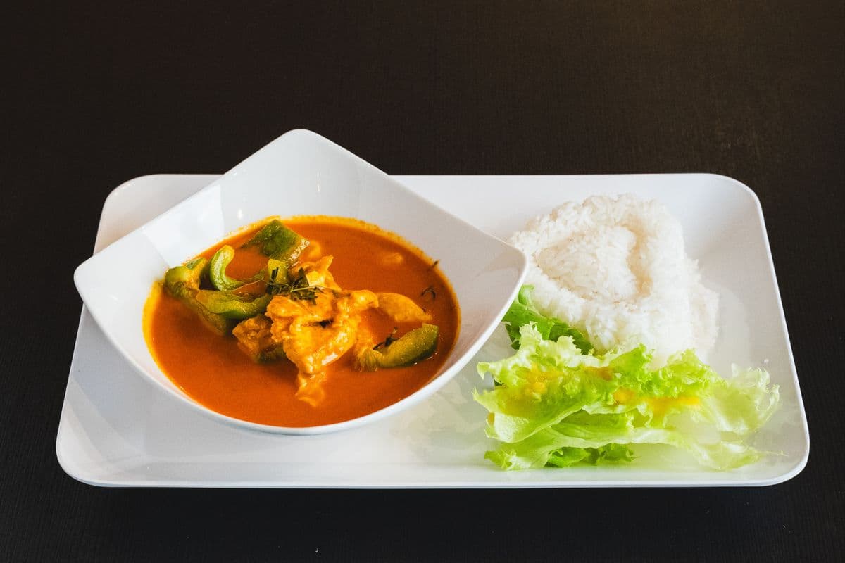 L5. Spicy Panang Curry with Rice and Salad