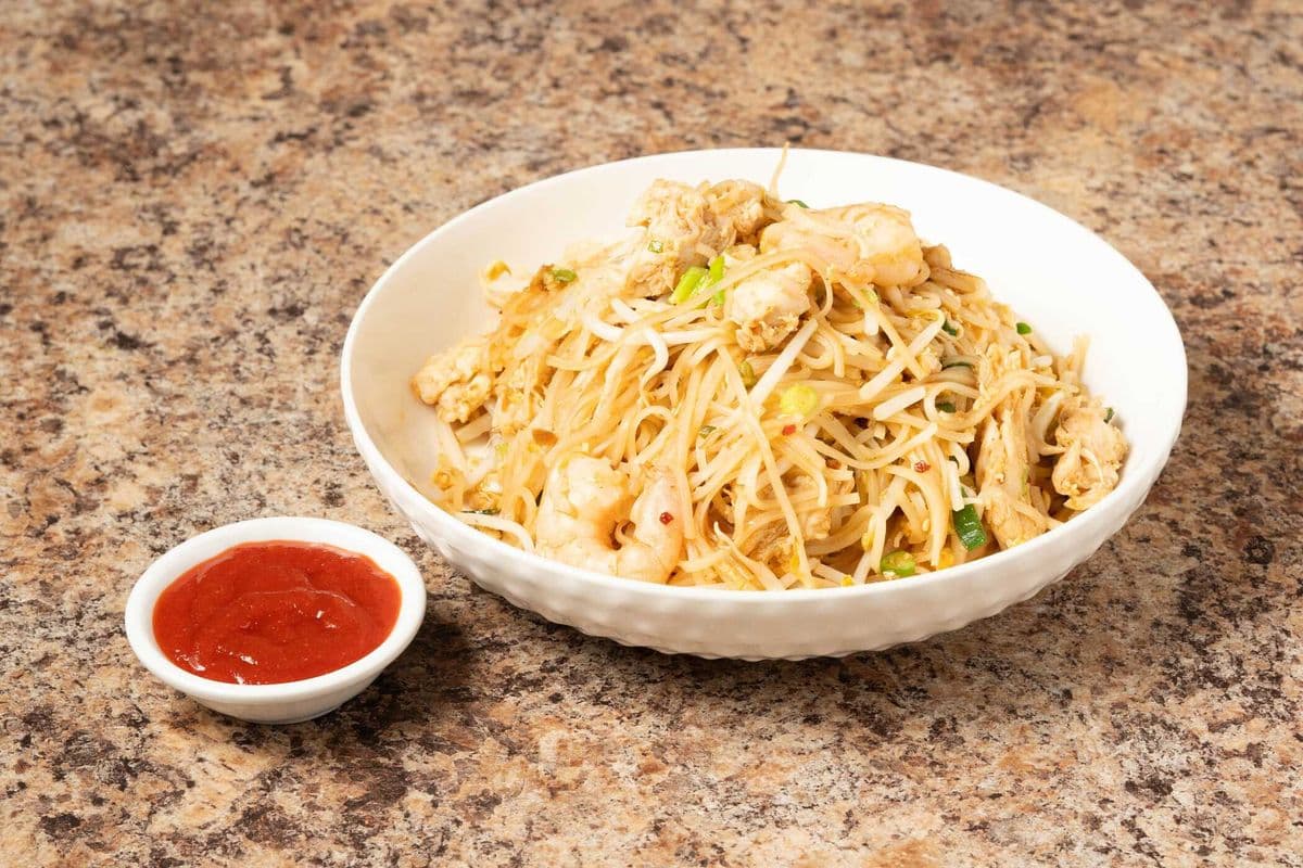 J. Pad Thai (Chicken and Shrimp) - Bun Xao Thai Lan