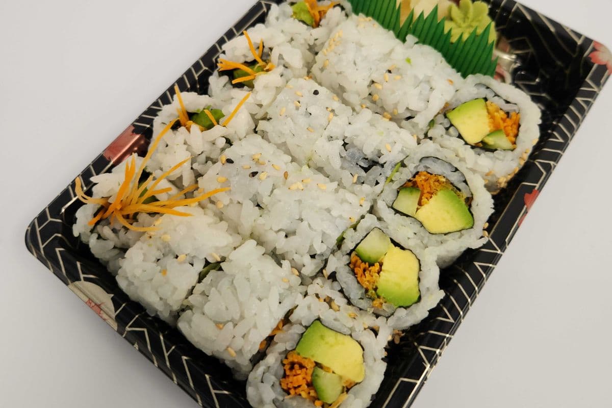 B7. Carrot Veggie Roll (16 pcs)