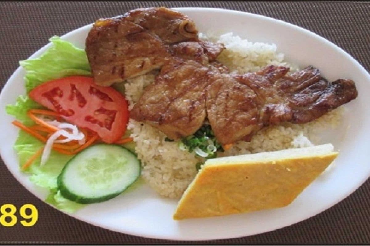 89. Steam rice with grilled pork chop and steamed egg quiche.