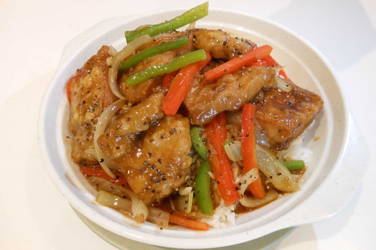 153 Deep-fried Pork Chop with Black Pepper Sauce on Rice 黑椒豬排飯