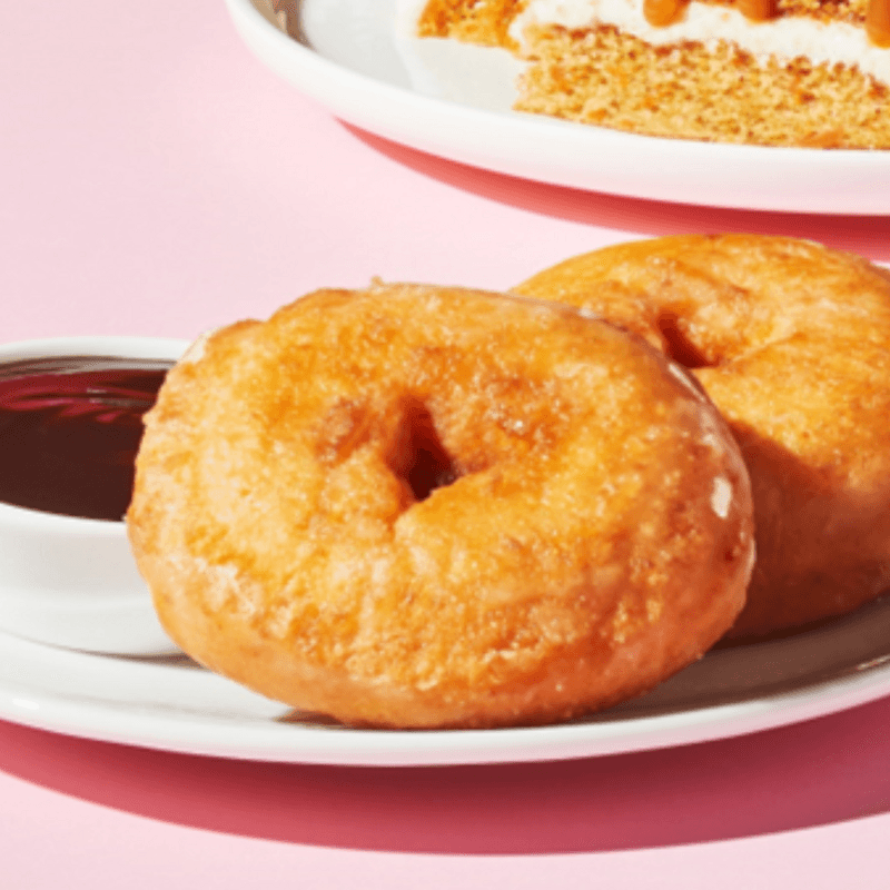 2 Beignes d'antan glacés au miel avec coulis / 2 Honey Glazed Beignes d'antan Donuts with Coulis
