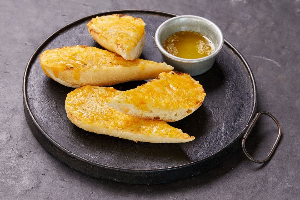 PAIN À L’AIL AU FROMAGE / GARLIC CHEESE BREAD