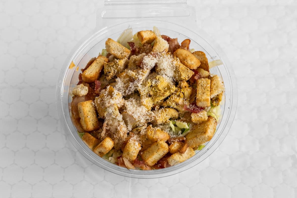 Salade-repas César au poulet grillé / Grilled Chicken Caesar Meal-Sized Salad