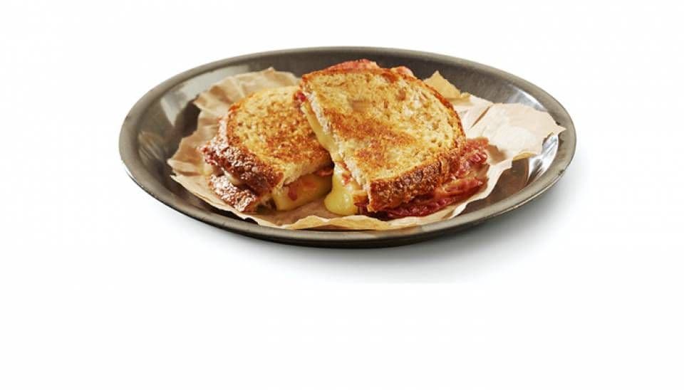 Grilled cheese au bacon & cheddar / Cheese & bacon grilled cheese