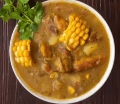 Soupe aux légumes, verdures et poulet / Caldoza