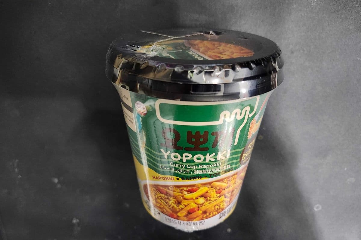 Yopokki Curry Cup Rapokki (咖喱饭味拉面炒年糕) 145g / Rapokki = Ramen + Topokki