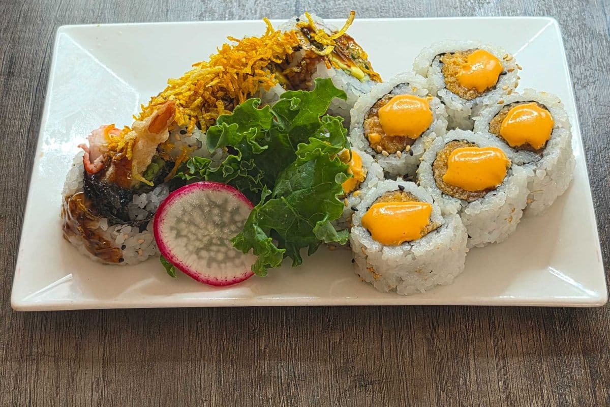 DS7. Dynamite roll 5pcs, spicy salmon roll 6pcs