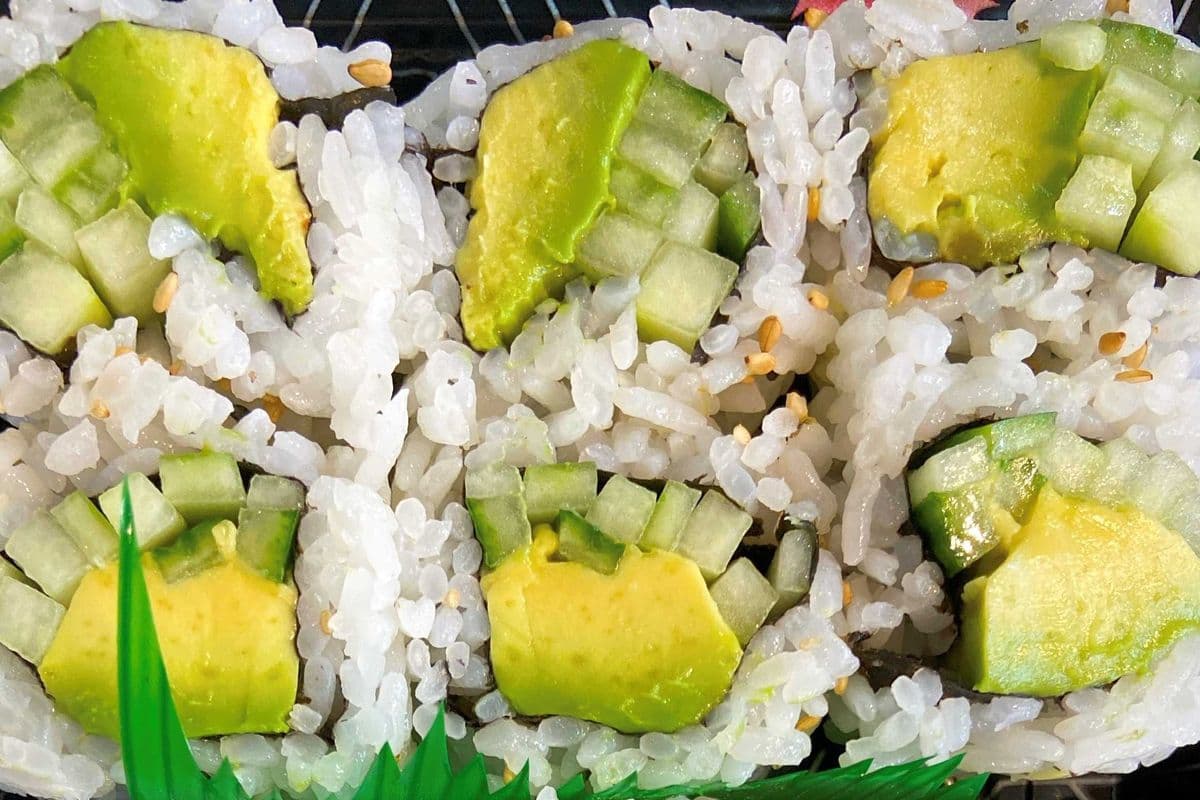 Avo Cucumber Roll (6 pcs)