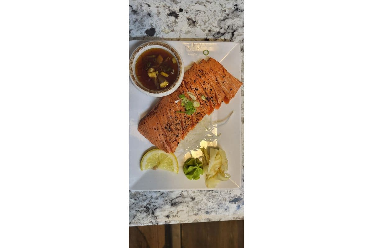 Seared Salmon (Salmon Tataki) Sashimi (8 pcs)