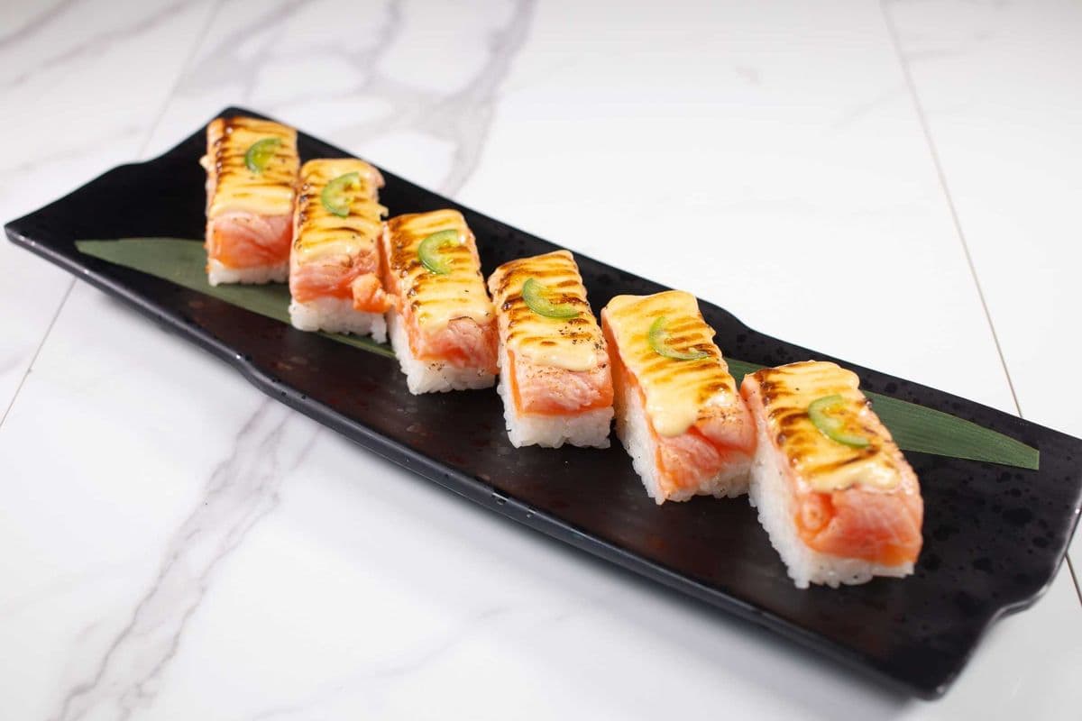 Salmon Oshi Sushi (6 pcs)
