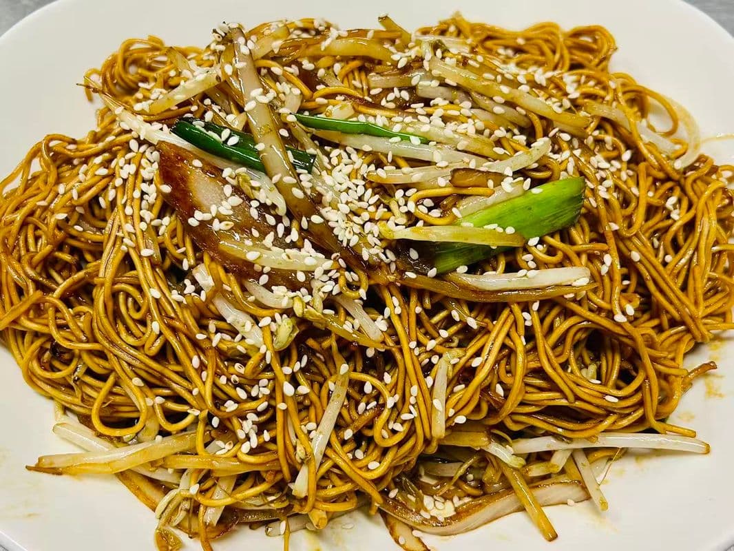 Chow Mein w/ Soya Sauce / Chow Mein avec Sauce Soya