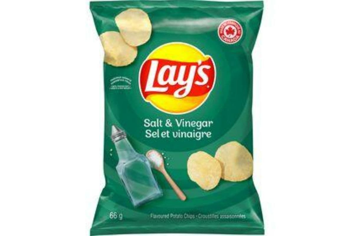 Lay's - Salt & Vinegar Potato Chips (66g)