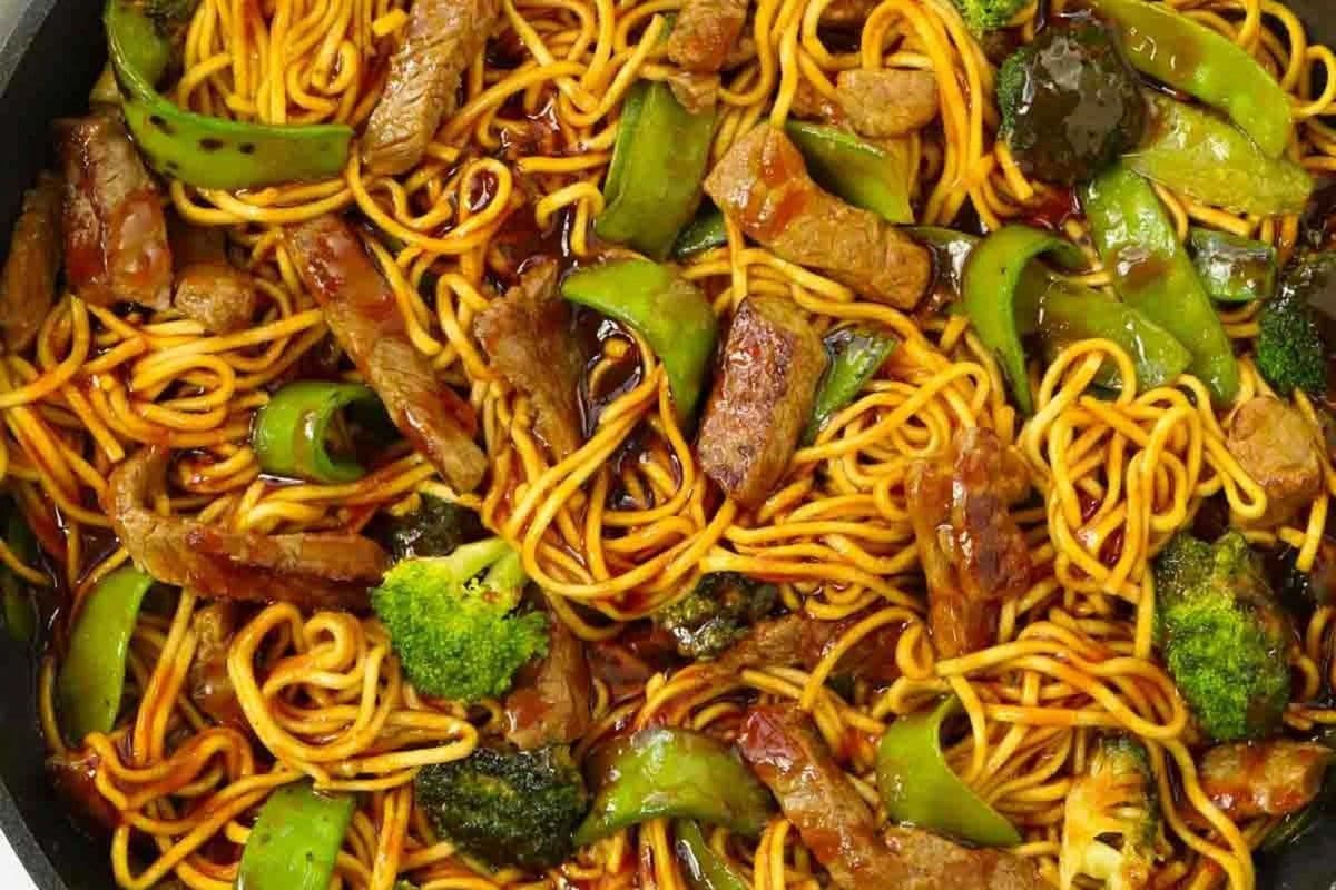 Deluxe Hakka Noodles(Contains Chicken, Shrimp and Beef)