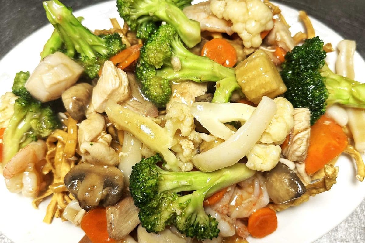 50. Assorted Meats and Seafood with Vegetables and Egg Noodle (Soft or Crispy)