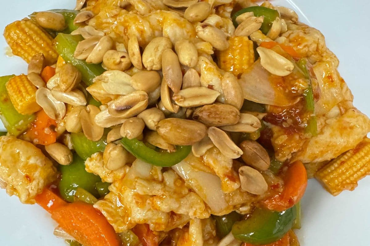 Kung Po Chicken with Peanuts (Spicy) 宫保鸡