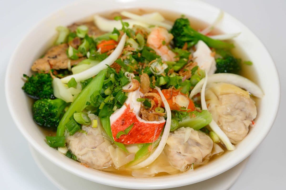 85. Wor Wonton Soup with Grilled Pork, Crab, Shrimps and Vegetables (No Noodles)