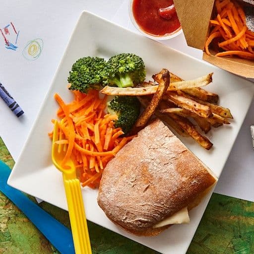 Kids' Meal - Grilled Cheeze Sandwich / Repas Enfant - Sandwich au fauxmage grillé