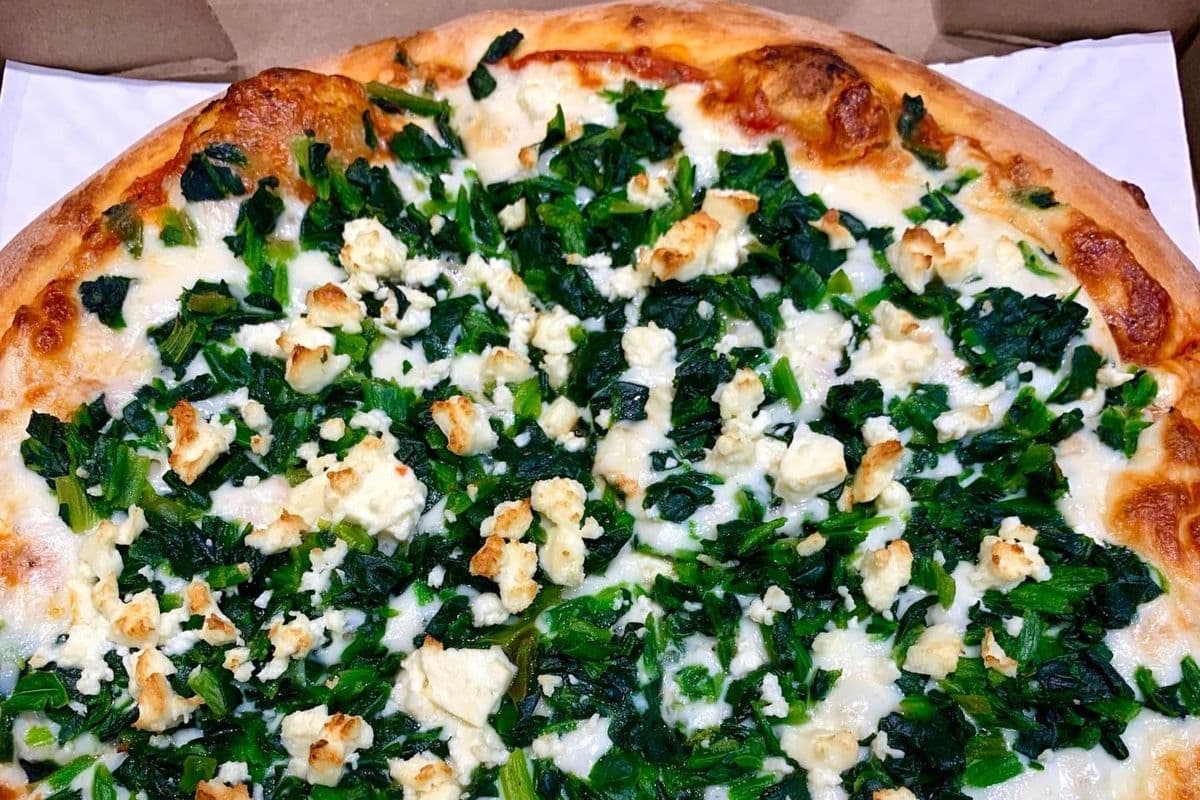 12" moyenne pizza aux épinards et fromage feta avec aneth / 12" Medium Feta Cheese with Spinach and Dill Pizza