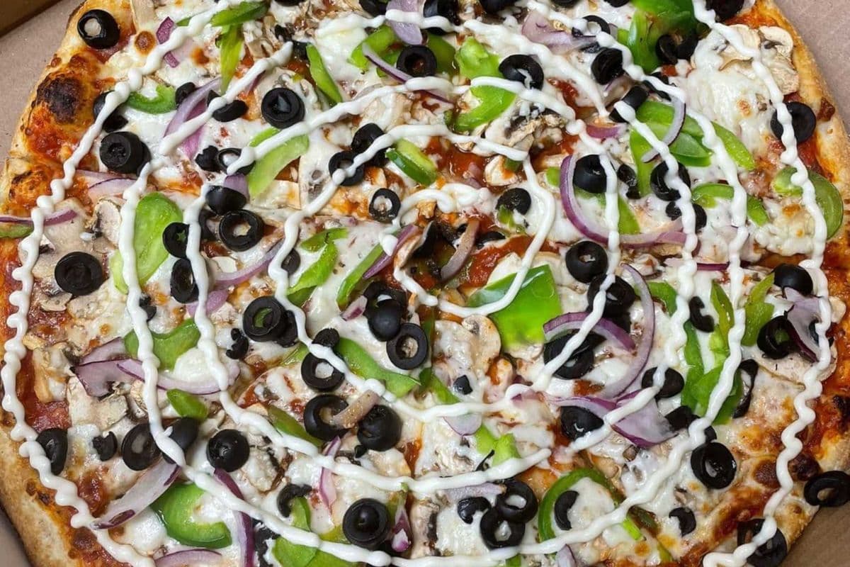 The Classic Deluxe Pizza