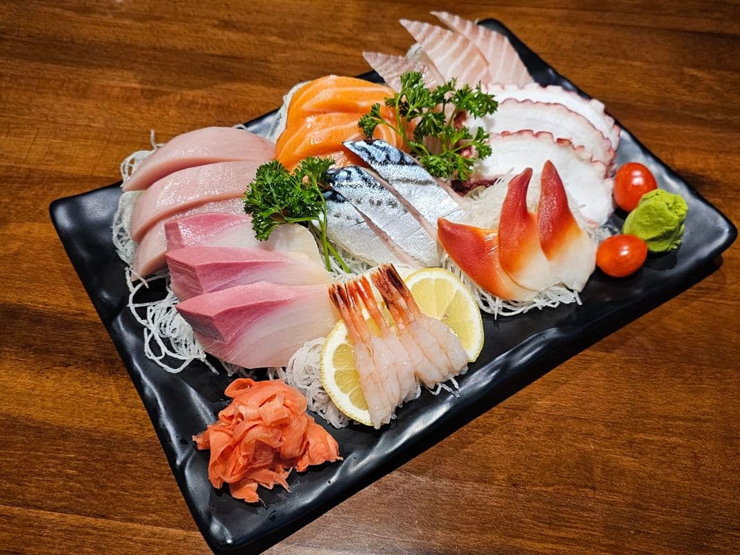 Deluxe Assorted Sashimi (24pcs)