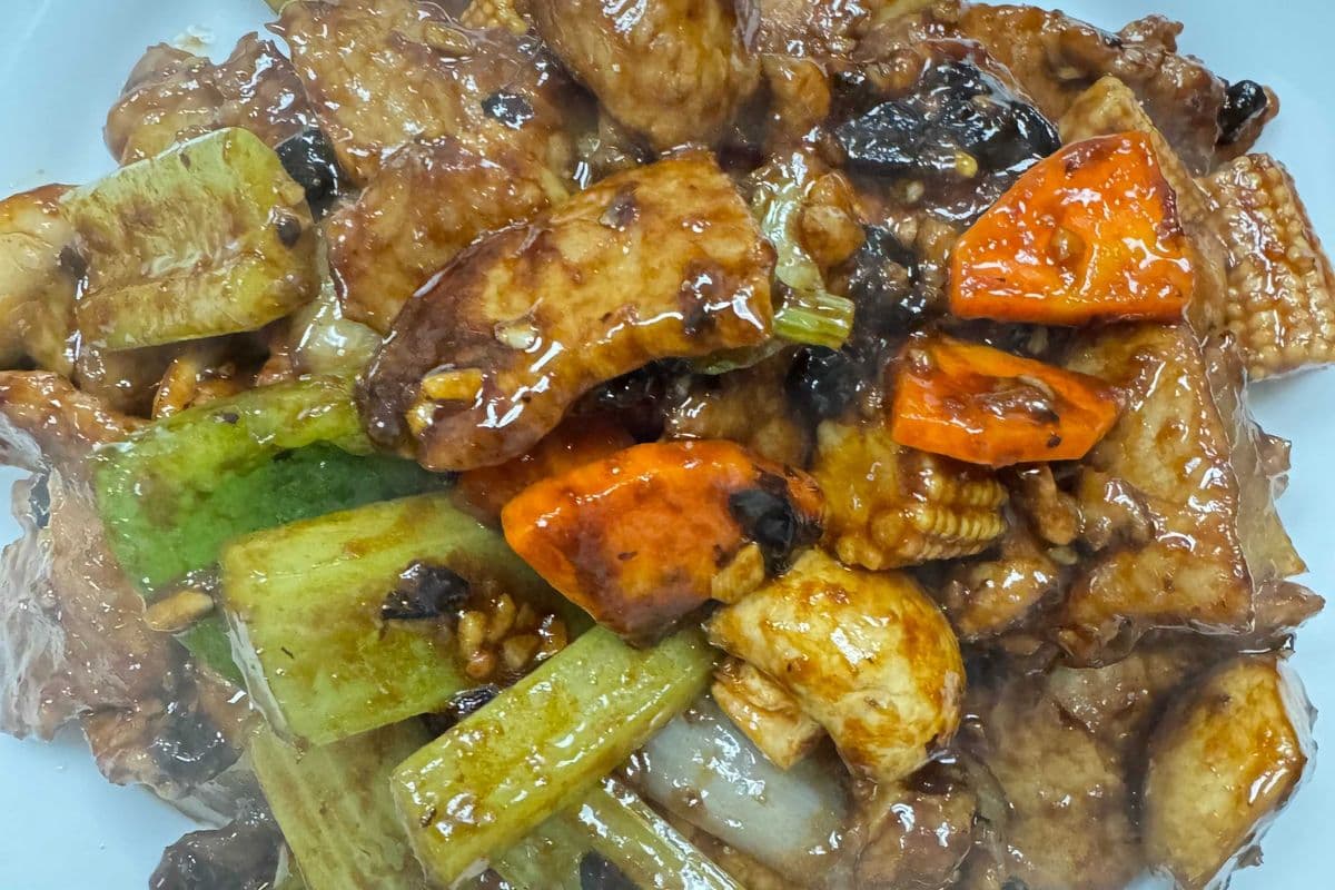 Stir-Fried Flat Noodle with Beef and Black Bean Sauce 豉汁牛河