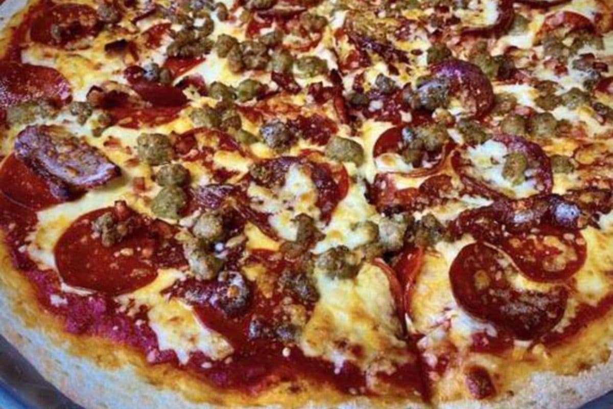 Medium Reginos Deli Pizza