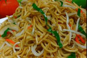 Soft Chow Mein with Soya Sauce and Bean Sprouts 豉油皇炒面